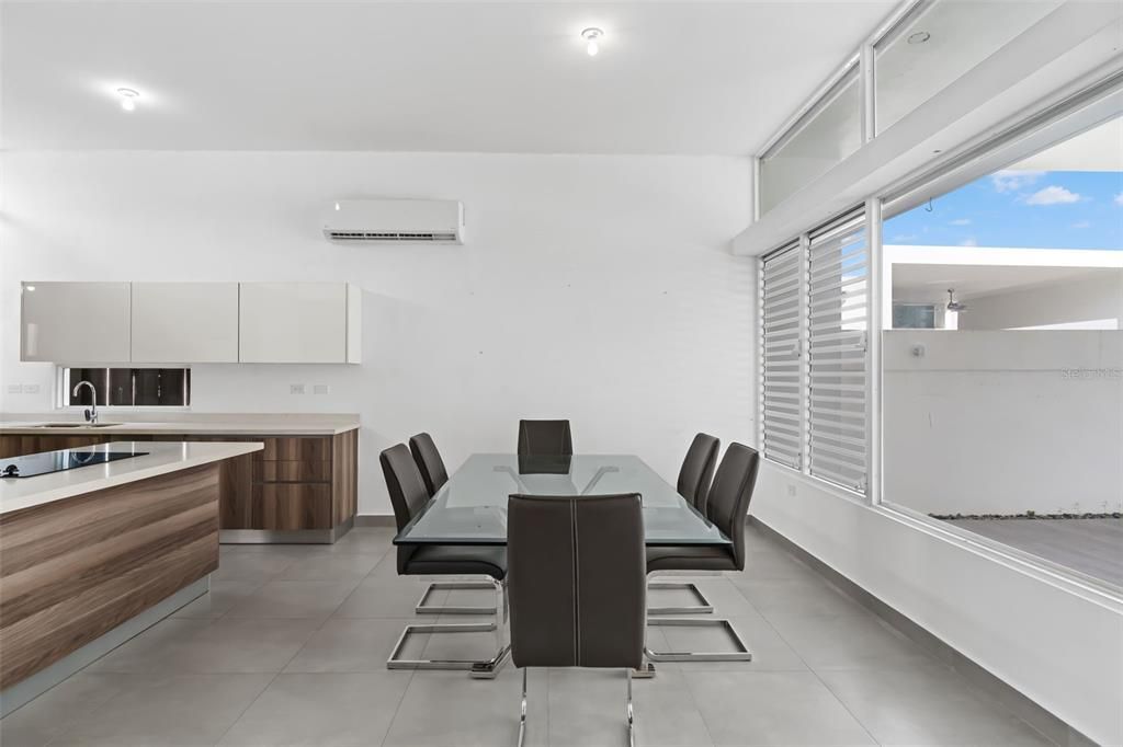 En Venta: $569,000 (4 camas, 3 baños, 2340 Pies cuadrados)