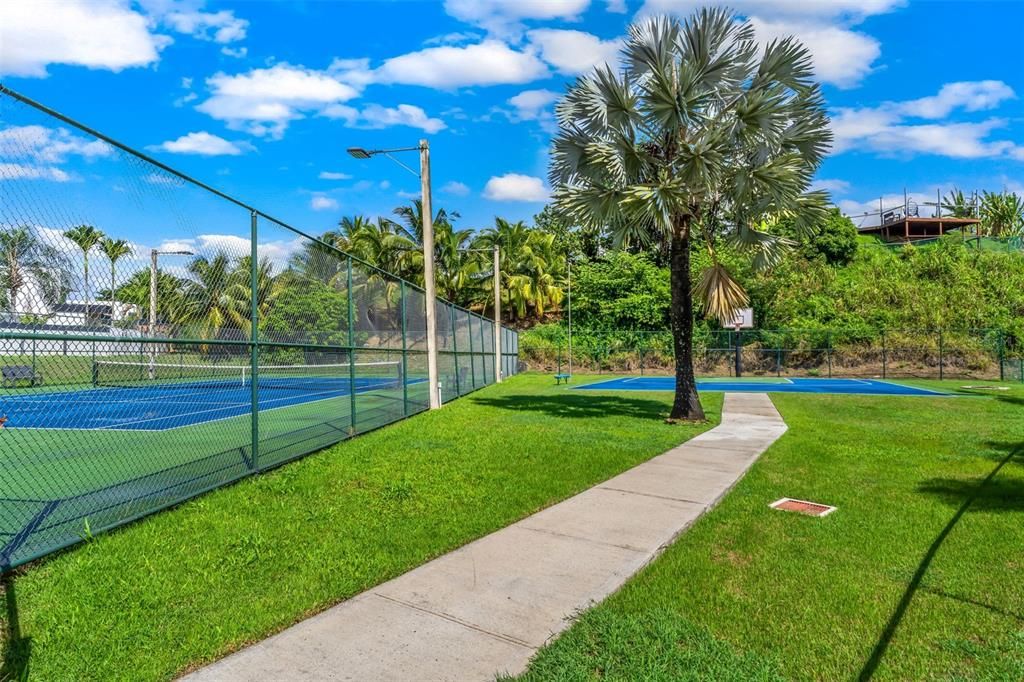 En Venta: $569,000 (4 camas, 3 baños, 2340 Pies cuadrados)