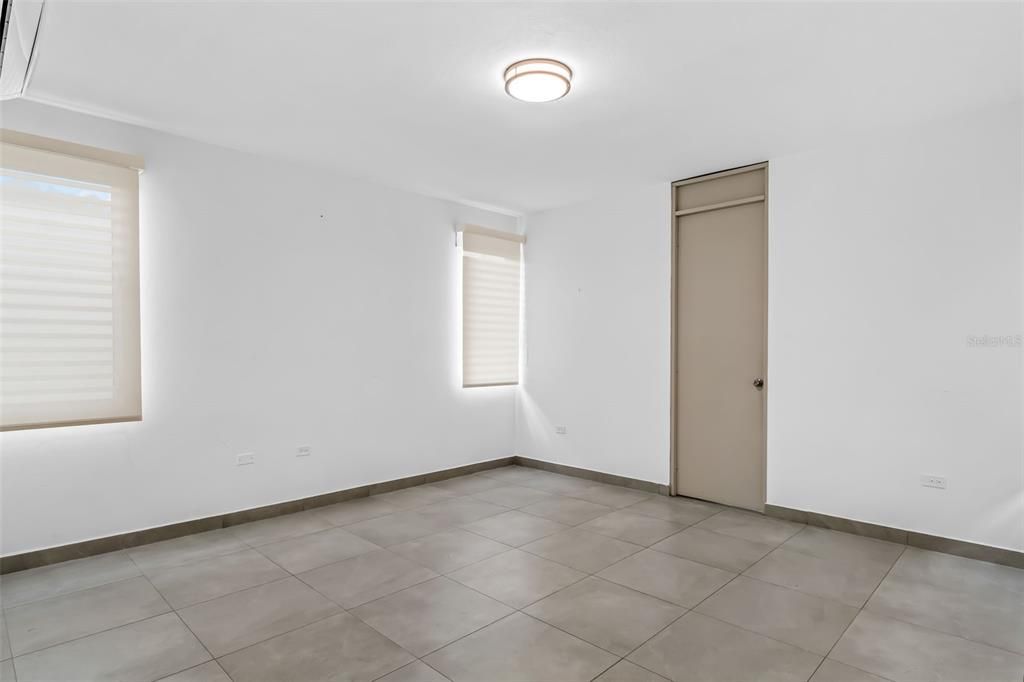 En Venta: $569,000 (4 camas, 3 baños, 2340 Pies cuadrados)