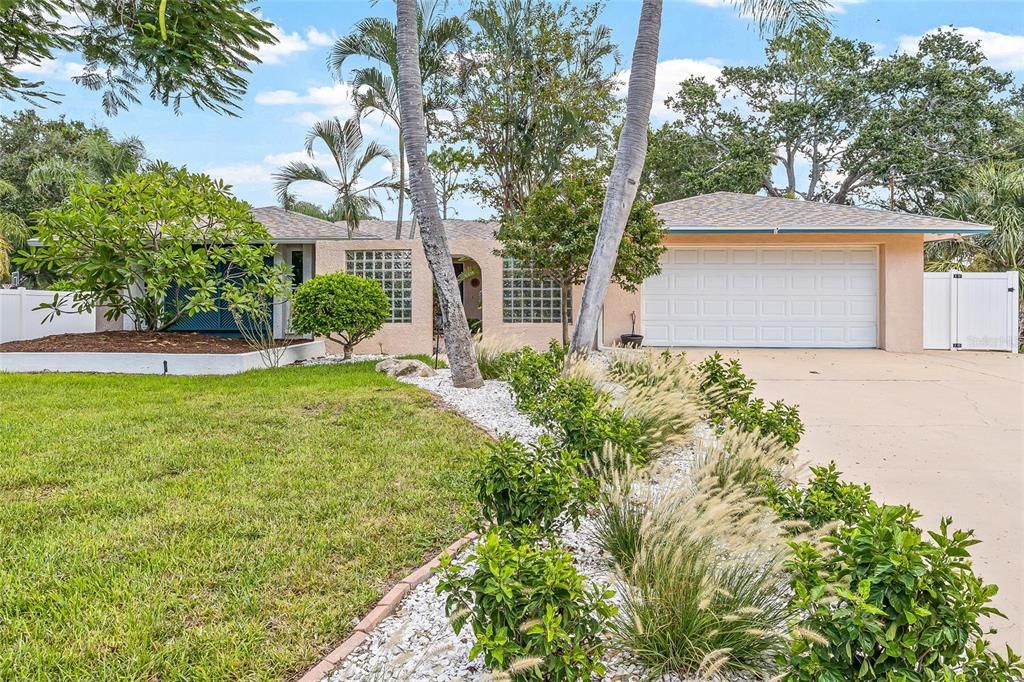 最近售出: $595,000 (3 贝兹, 2 浴室, 2333 平方英尺)