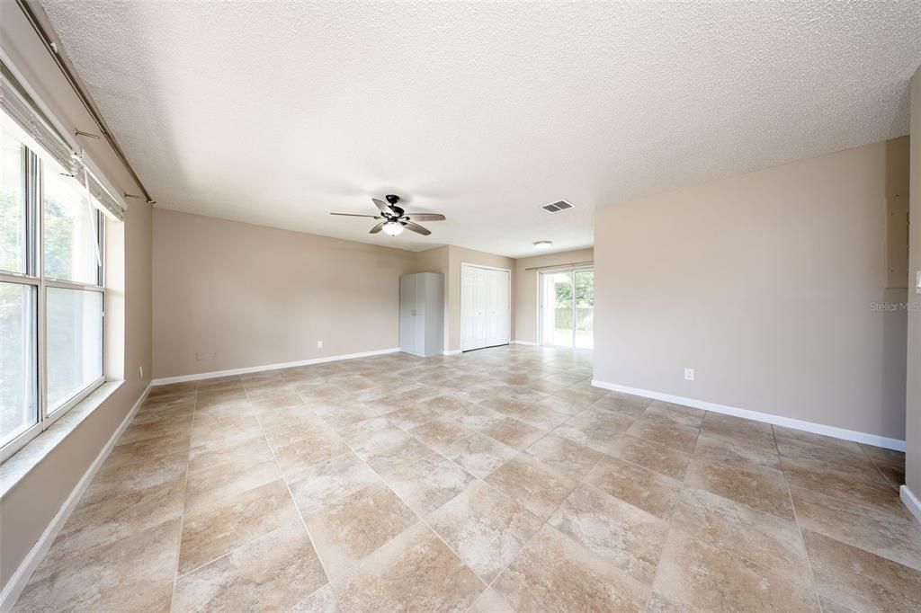 Active With Contract: $270,000 (2 beds, 1 baths, 1008 Square Feet)