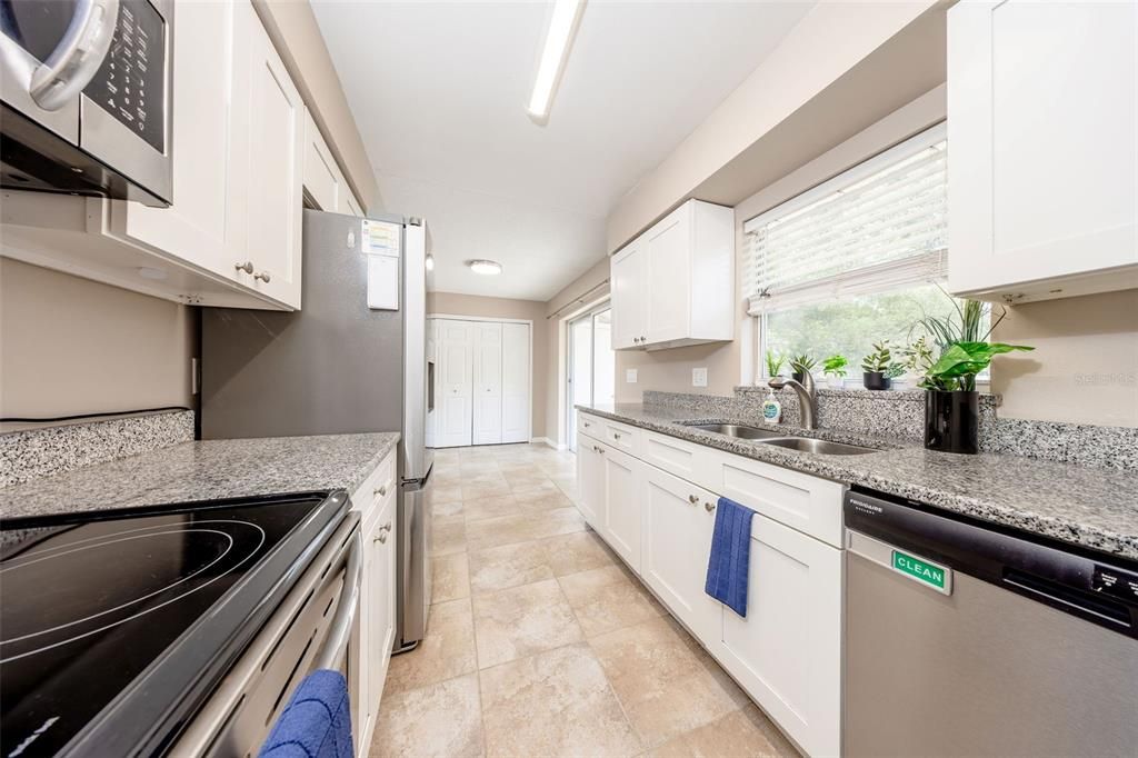 Active With Contract: $270,000 (2 beds, 1 baths, 1008 Square Feet)