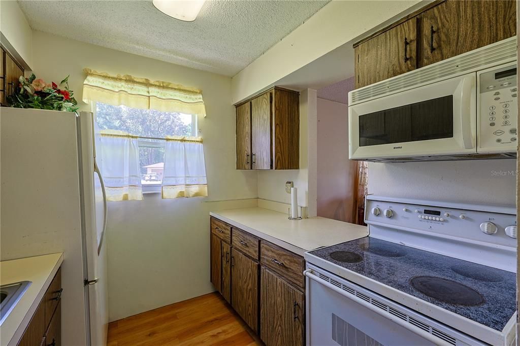 Active With Contract: $139,000 (3 beds, 2 baths, 1228 Square Feet)