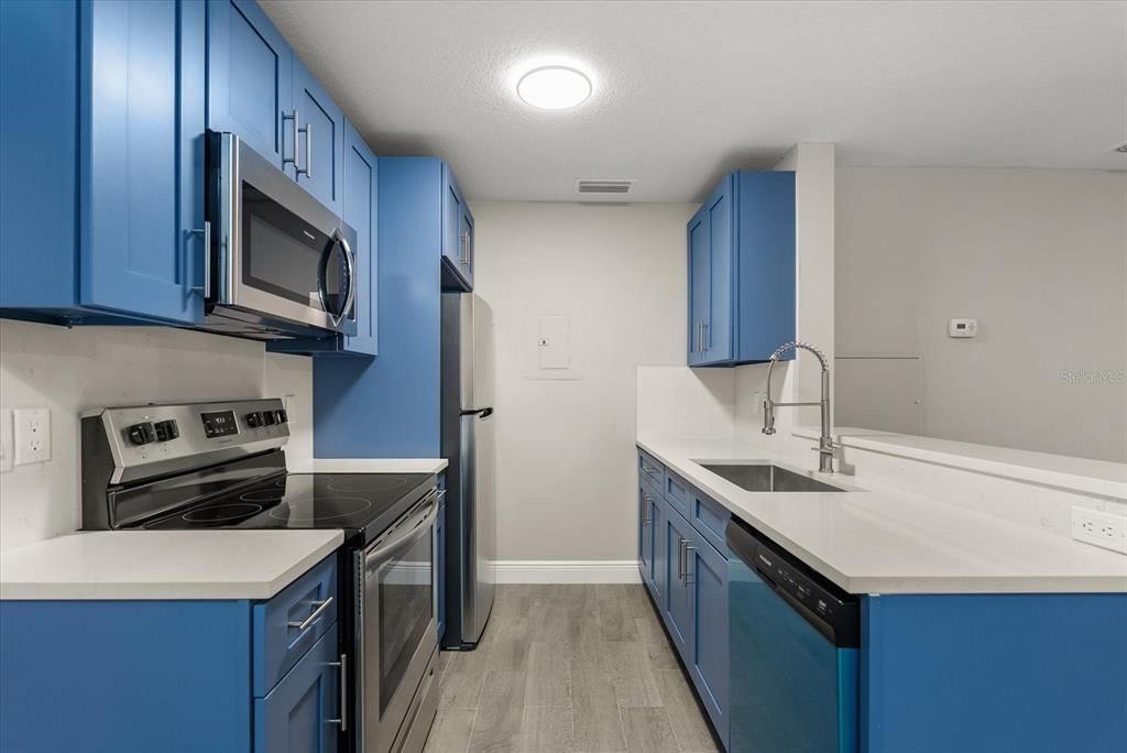 For Sale: $216,900 (2 beds, 2 baths, 912 Square Feet)