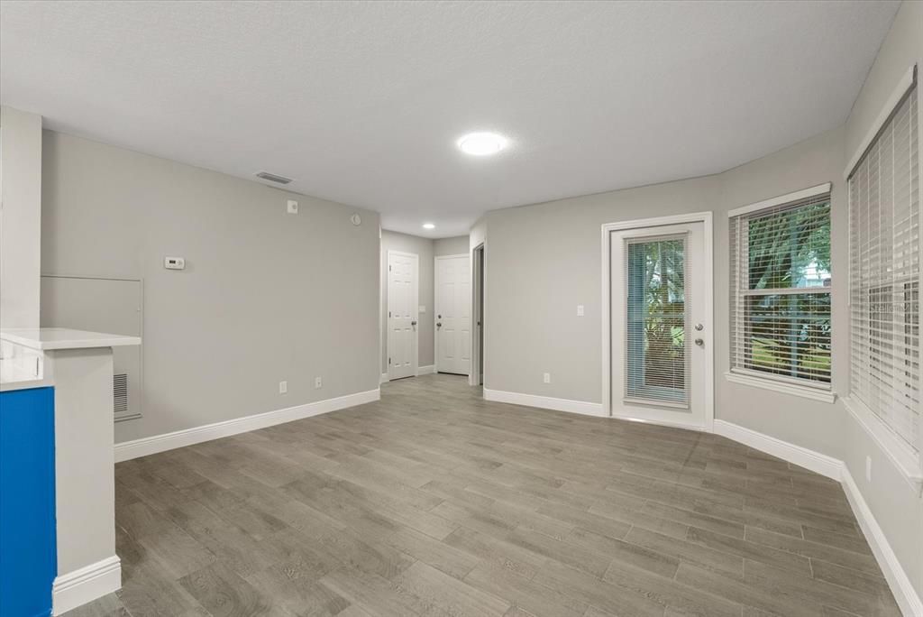 For Sale: $216,900 (2 beds, 2 baths, 912 Square Feet)