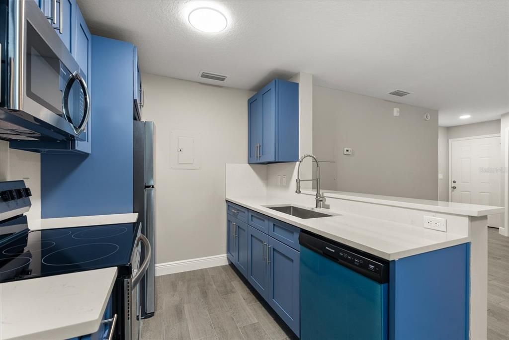 For Sale: $216,900 (2 beds, 2 baths, 912 Square Feet)