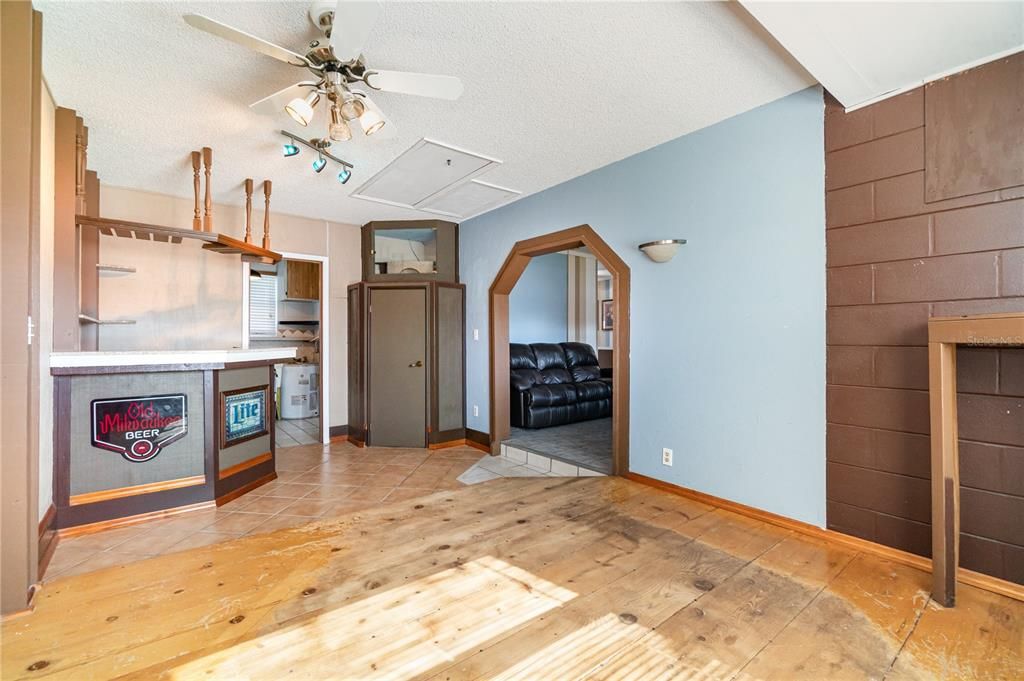 Active With Contract: $284,000 (2 beds, 1 baths, 1507 Square Feet)