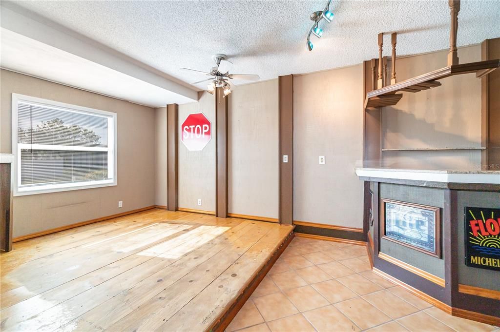 Active With Contract: $284,000 (2 beds, 1 baths, 1507 Square Feet)