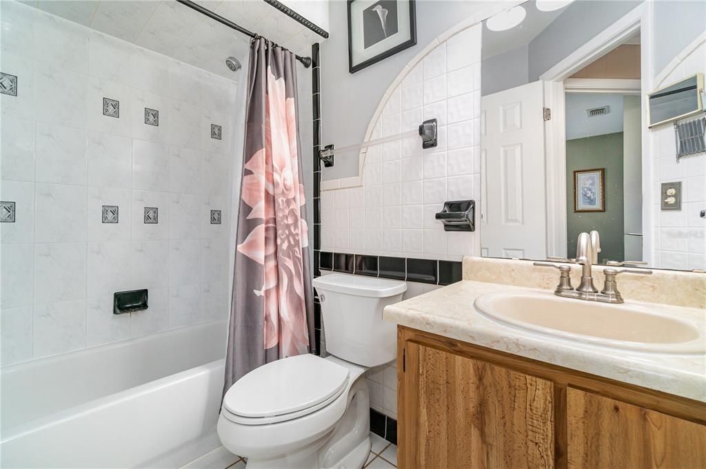 Active With Contract: $284,000 (2 beds, 1 baths, 1507 Square Feet)