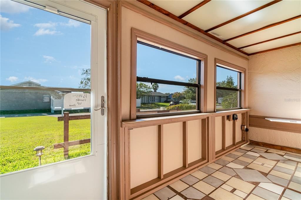 Active With Contract: $284,000 (2 beds, 1 baths, 1507 Square Feet)