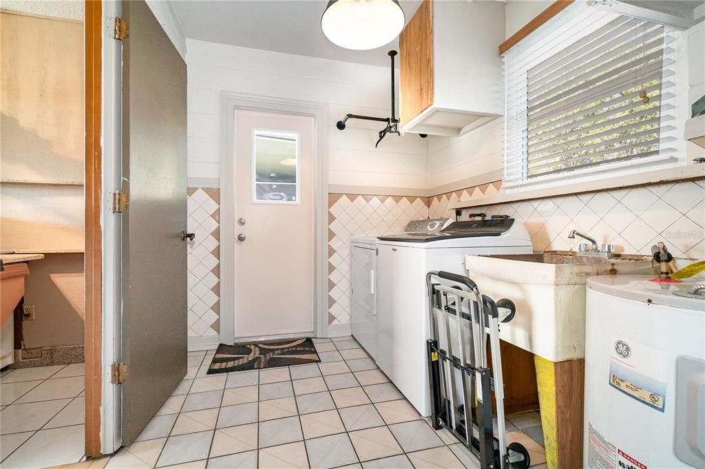 Active With Contract: $284,000 (2 beds, 1 baths, 1507 Square Feet)