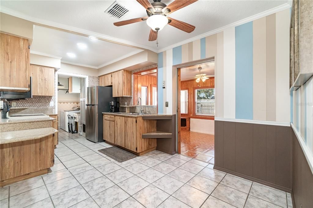 Active With Contract: $284,000 (2 beds, 1 baths, 1507 Square Feet)