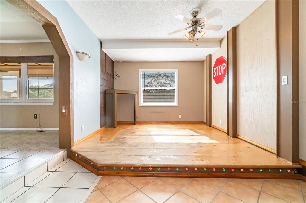 Active With Contract: $284,000 (2 beds, 1 baths, 1507 Square Feet)