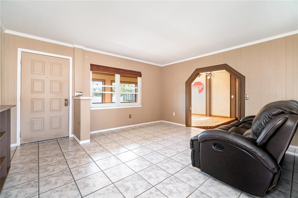 Active With Contract: $284,000 (2 beds, 1 baths, 1507 Square Feet)