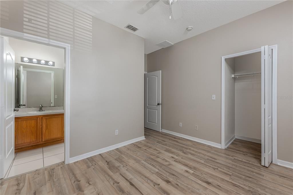 待售: $244,000 (2 贝兹, 2 浴室, 987 平方英尺)