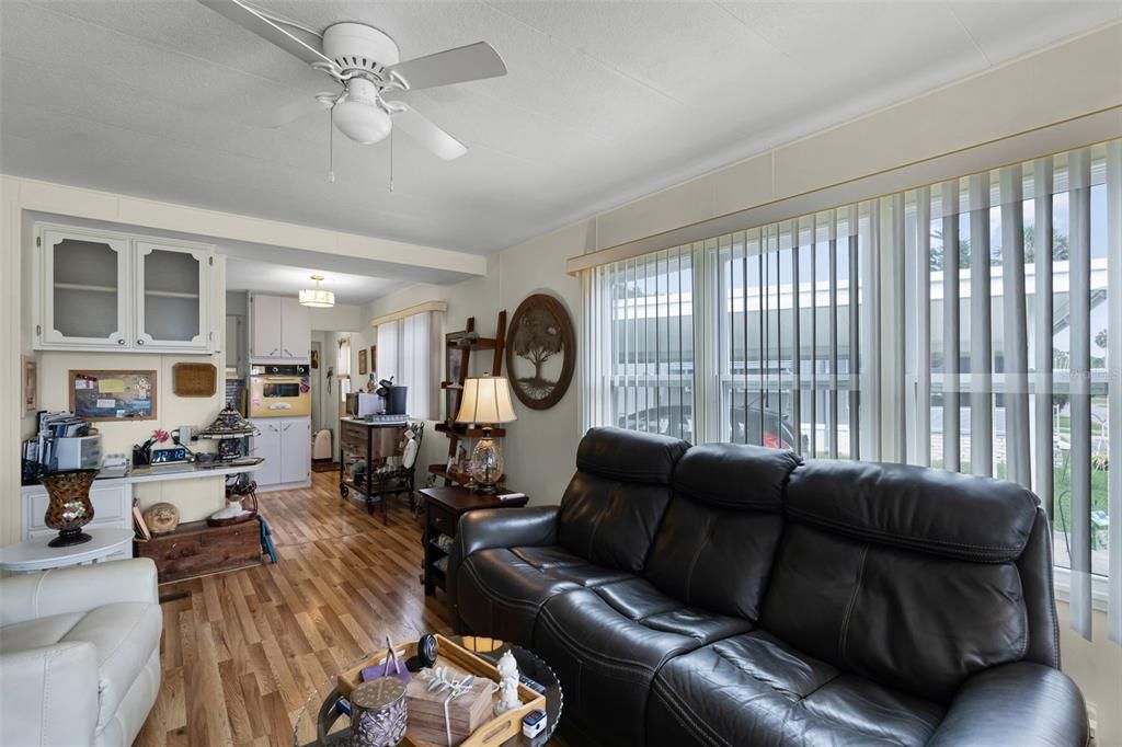 For Sale: $74,500 (1 beds, 1 baths, 624 Square Feet)