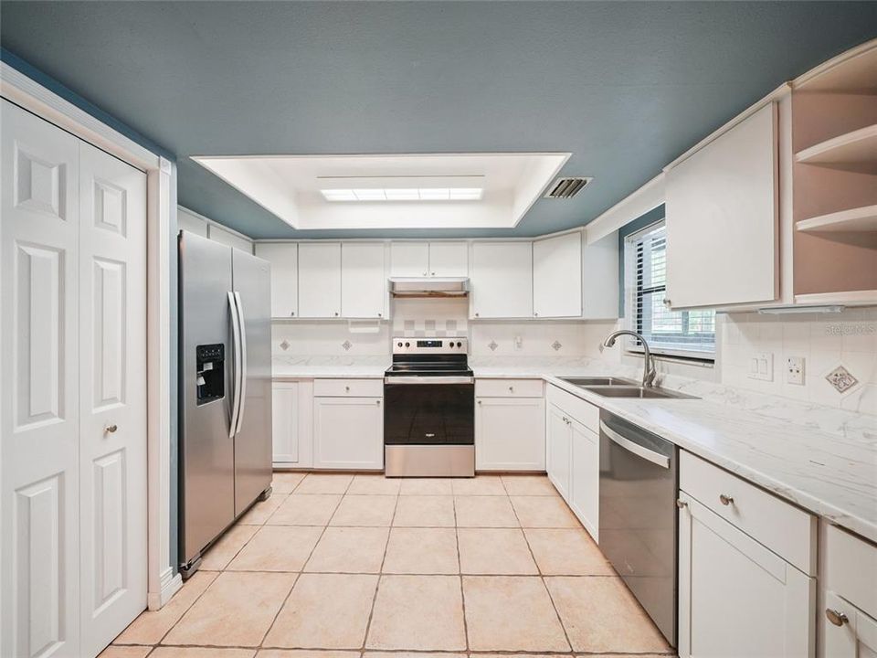 For Sale: $229,900 (2 beds, 2 baths, 1602 Square Feet)