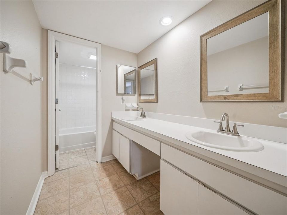For Sale: $229,900 (2 beds, 2 baths, 1602 Square Feet)
