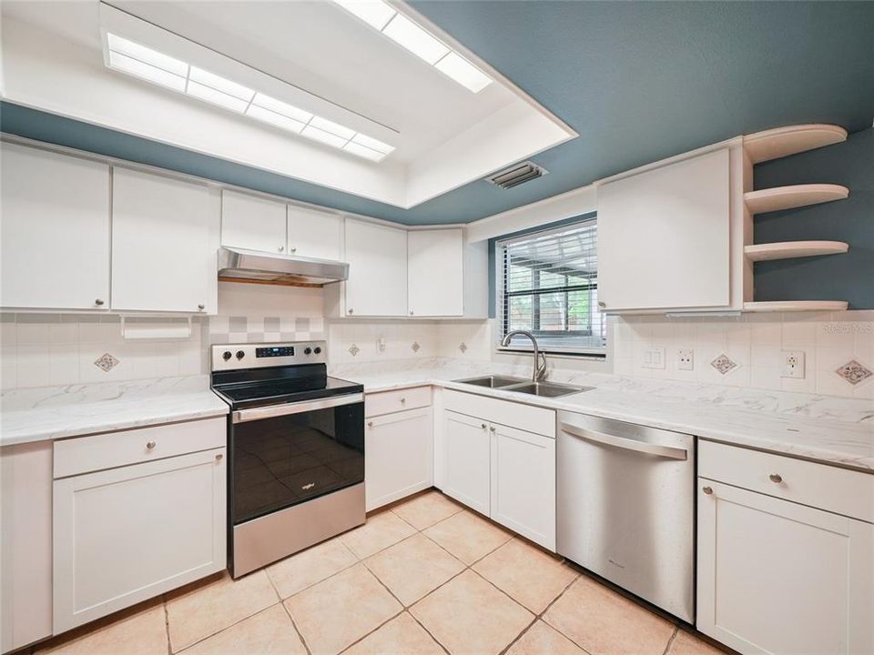 For Sale: $229,900 (2 beds, 2 baths, 1602 Square Feet)