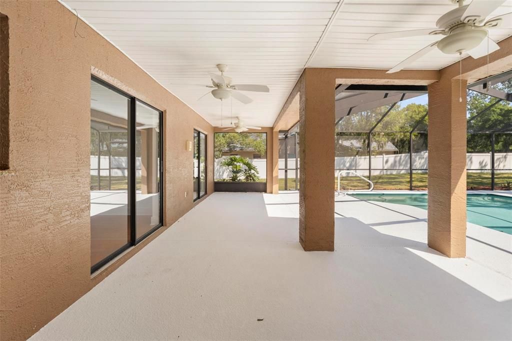 Activo con contrato: $435,000 (3 camas, 2 baños, 2027 Pies cuadrados)