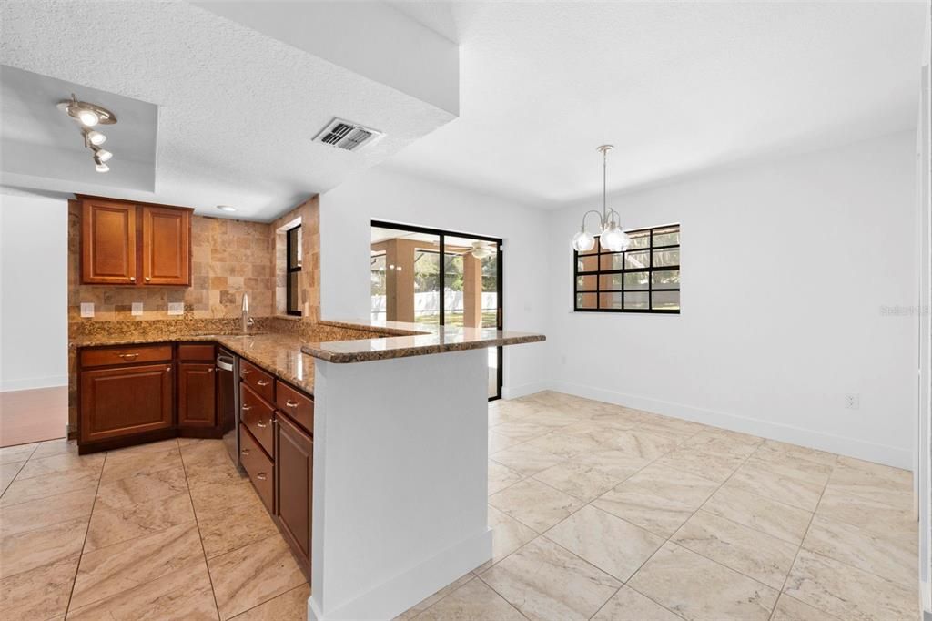 Activo con contrato: $435,000 (3 camas, 2 baños, 2027 Pies cuadrados)