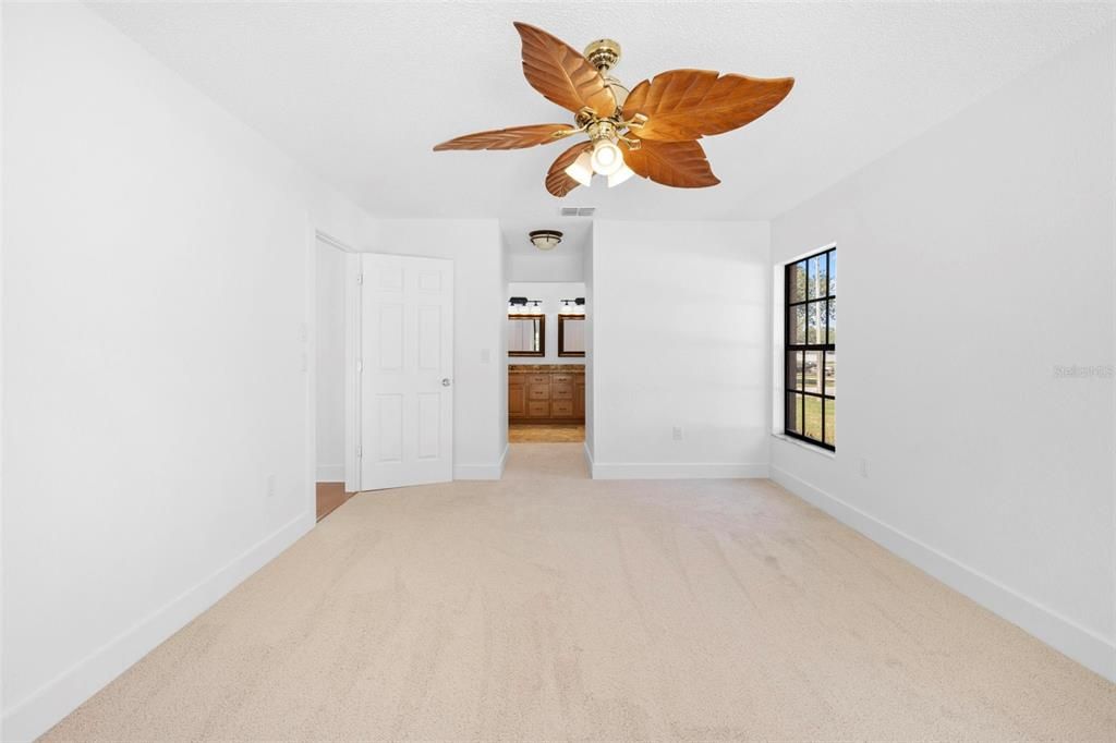 Activo con contrato: $435,000 (3 camas, 2 baños, 2027 Pies cuadrados)