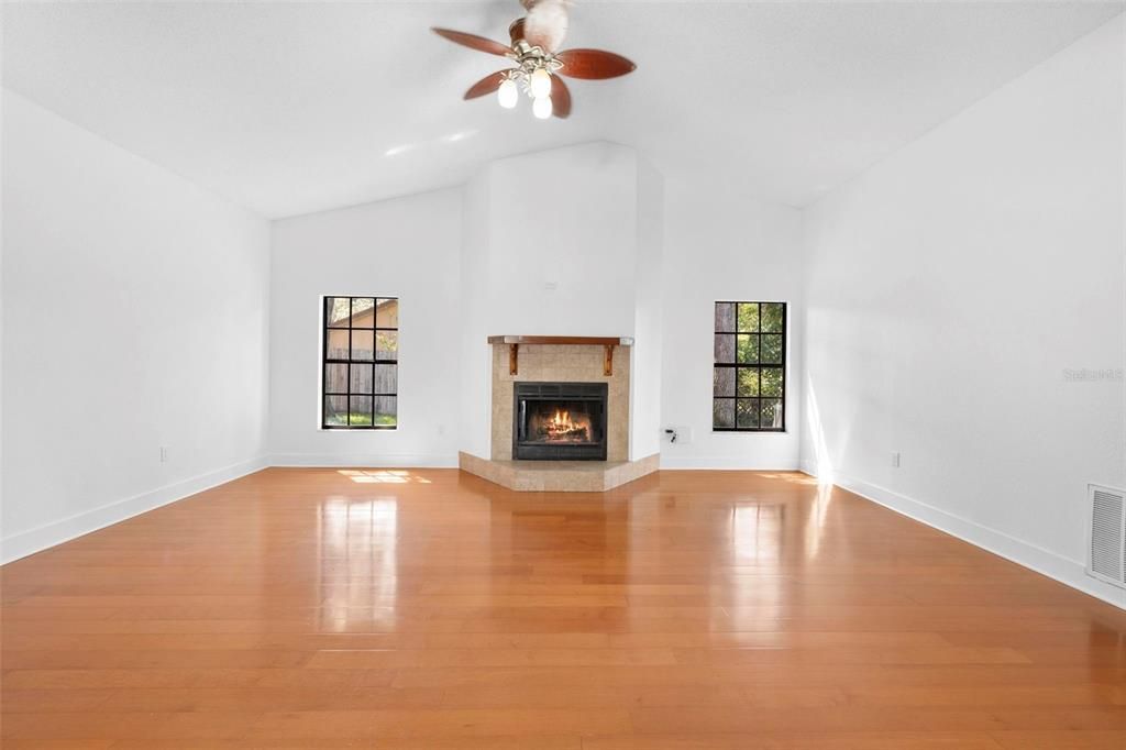 Activo con contrato: $435,000 (3 camas, 2 baños, 2027 Pies cuadrados)