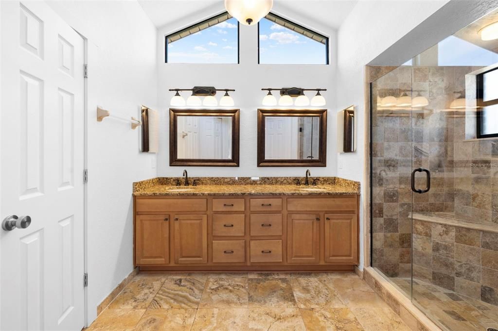 Activo con contrato: $435,000 (3 camas, 2 baños, 2027 Pies cuadrados)