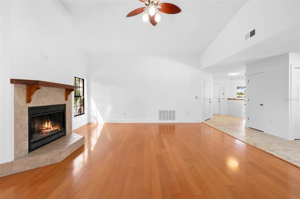 Activo con contrato: $435,000 (3 camas, 2 baños, 2027 Pies cuadrados)