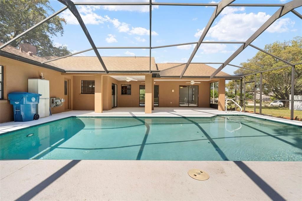 Activo con contrato: $435,000 (3 camas, 2 baños, 2027 Pies cuadrados)