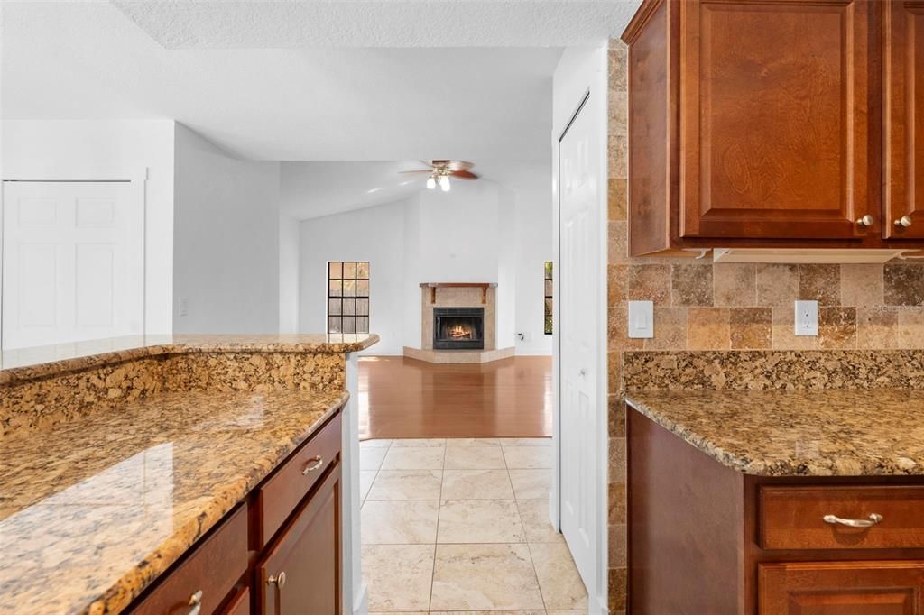 Activo con contrato: $435,000 (3 camas, 2 baños, 2027 Pies cuadrados)