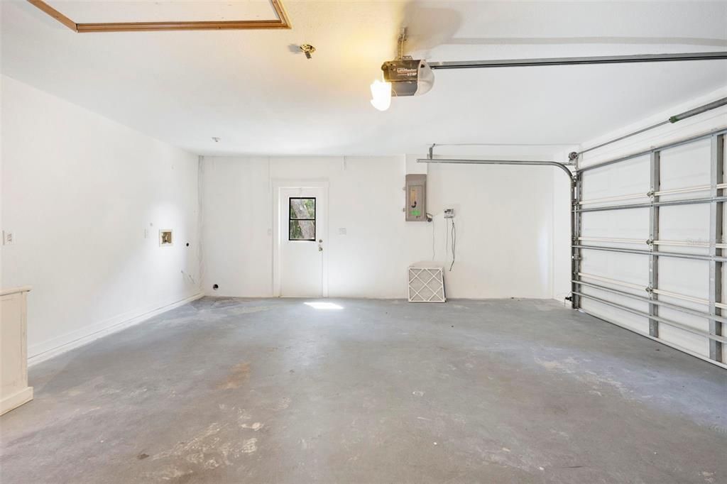 Activo con contrato: $435,000 (3 camas, 2 baños, 2027 Pies cuadrados)