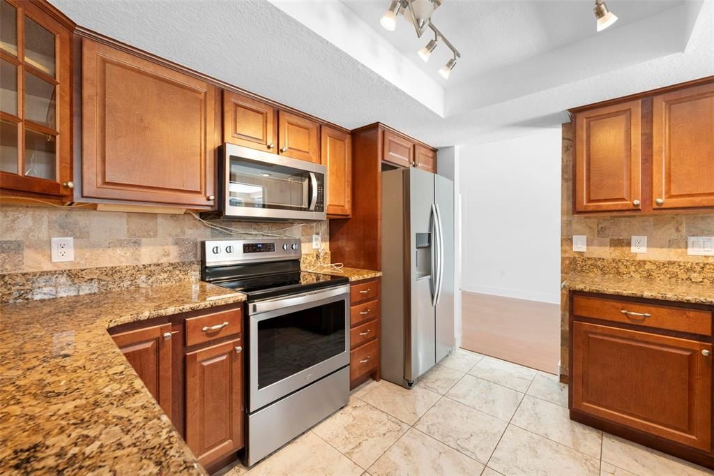 Activo con contrato: $435,000 (3 camas, 2 baños, 2027 Pies cuadrados)