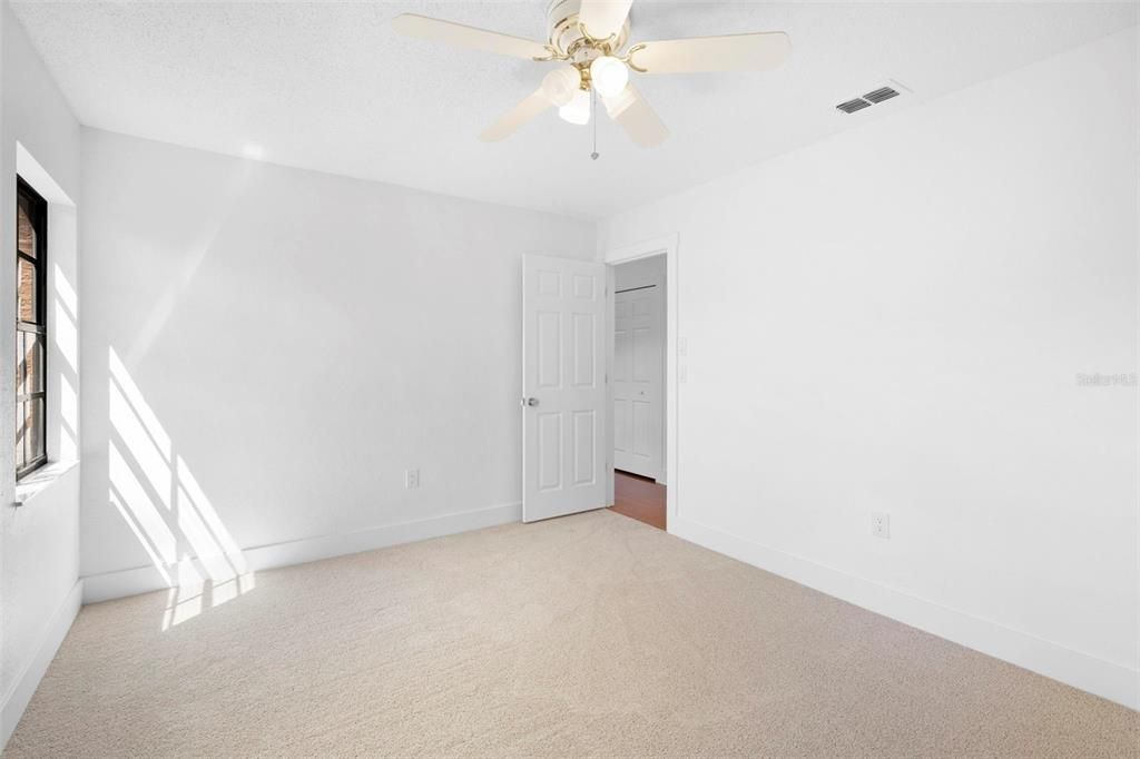 Activo con contrato: $435,000 (3 camas, 2 baños, 2027 Pies cuadrados)