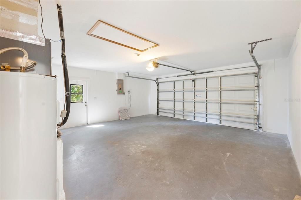 Activo con contrato: $435,000 (3 camas, 2 baños, 2027 Pies cuadrados)