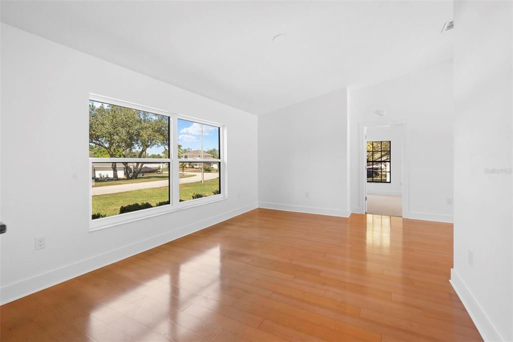 Activo con contrato: $435,000 (3 camas, 2 baños, 2027 Pies cuadrados)