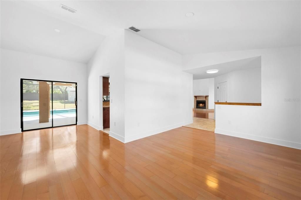 Activo con contrato: $435,000 (3 camas, 2 baños, 2027 Pies cuadrados)