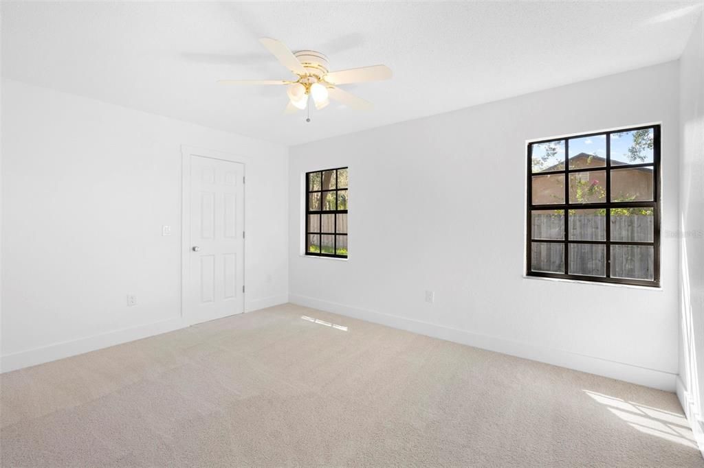 Activo con contrato: $435,000 (3 camas, 2 baños, 2027 Pies cuadrados)