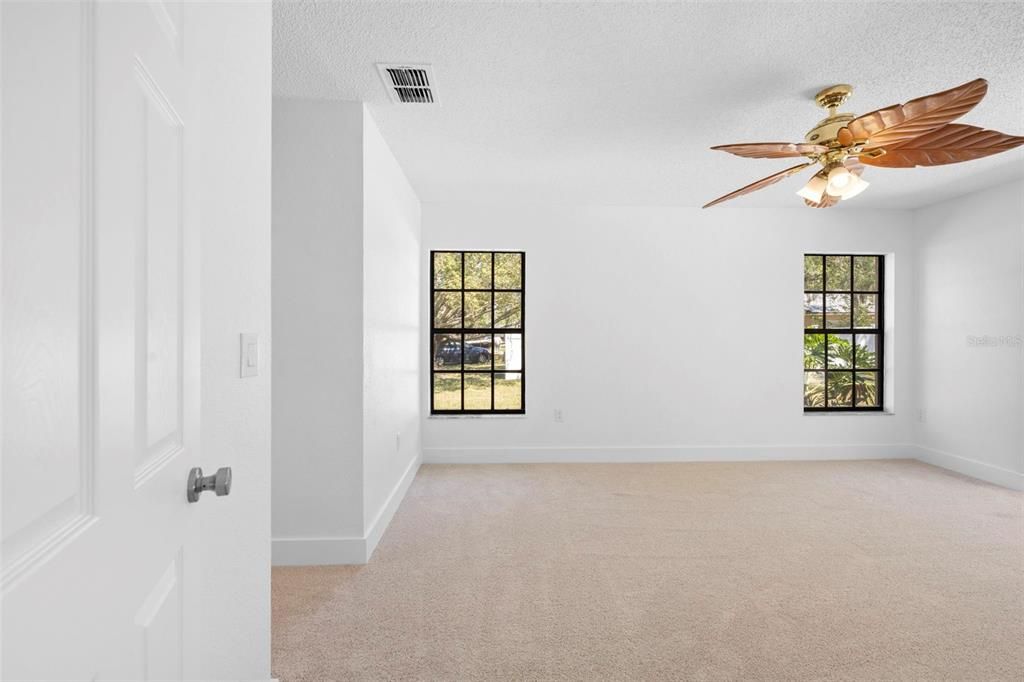 Activo con contrato: $435,000 (3 camas, 2 baños, 2027 Pies cuadrados)