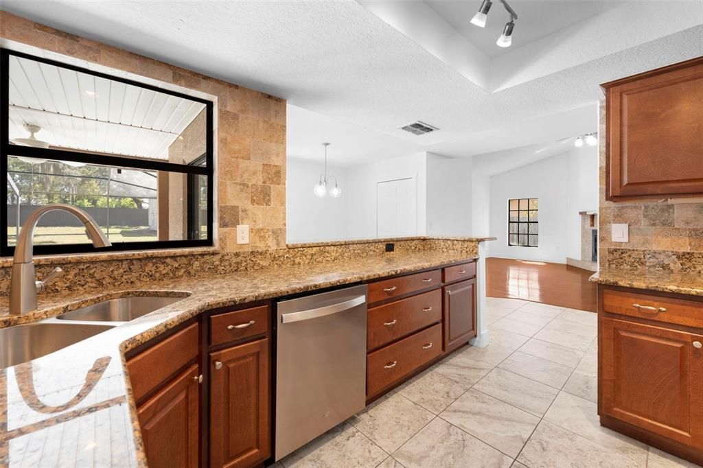 Activo con contrato: $435,000 (3 camas, 2 baños, 2027 Pies cuadrados)