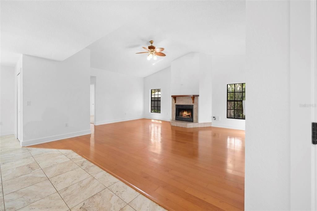 Activo con contrato: $435,000 (3 camas, 2 baños, 2027 Pies cuadrados)