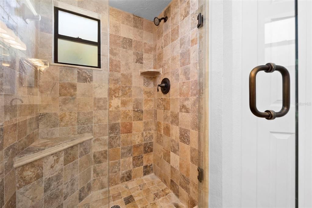 Activo con contrato: $435,000 (3 camas, 2 baños, 2027 Pies cuadrados)