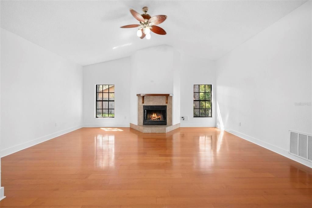 Activo con contrato: $435,000 (3 camas, 2 baños, 2027 Pies cuadrados)