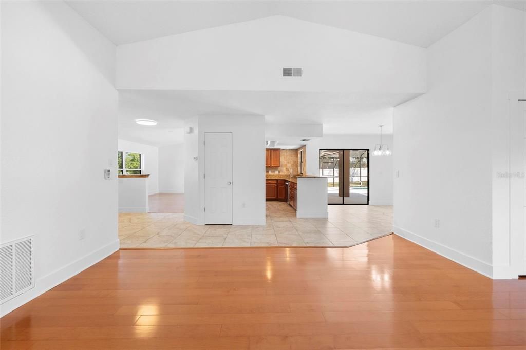 Activo con contrato: $435,000 (3 camas, 2 baños, 2027 Pies cuadrados)