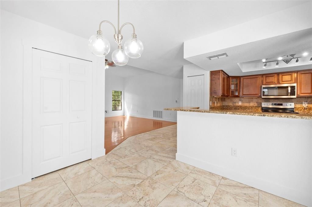 Activo con contrato: $435,000 (3 camas, 2 baños, 2027 Pies cuadrados)