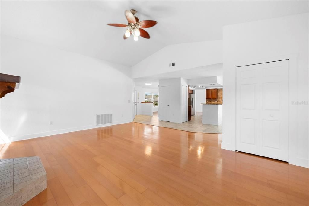 Activo con contrato: $435,000 (3 camas, 2 baños, 2027 Pies cuadrados)