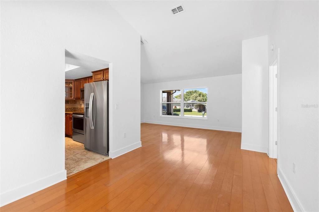 Activo con contrato: $435,000 (3 camas, 2 baños, 2027 Pies cuadrados)