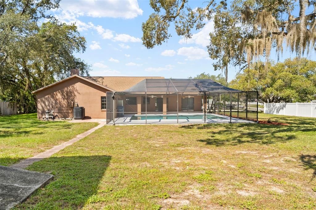 Activo con contrato: $435,000 (3 camas, 2 baños, 2027 Pies cuadrados)