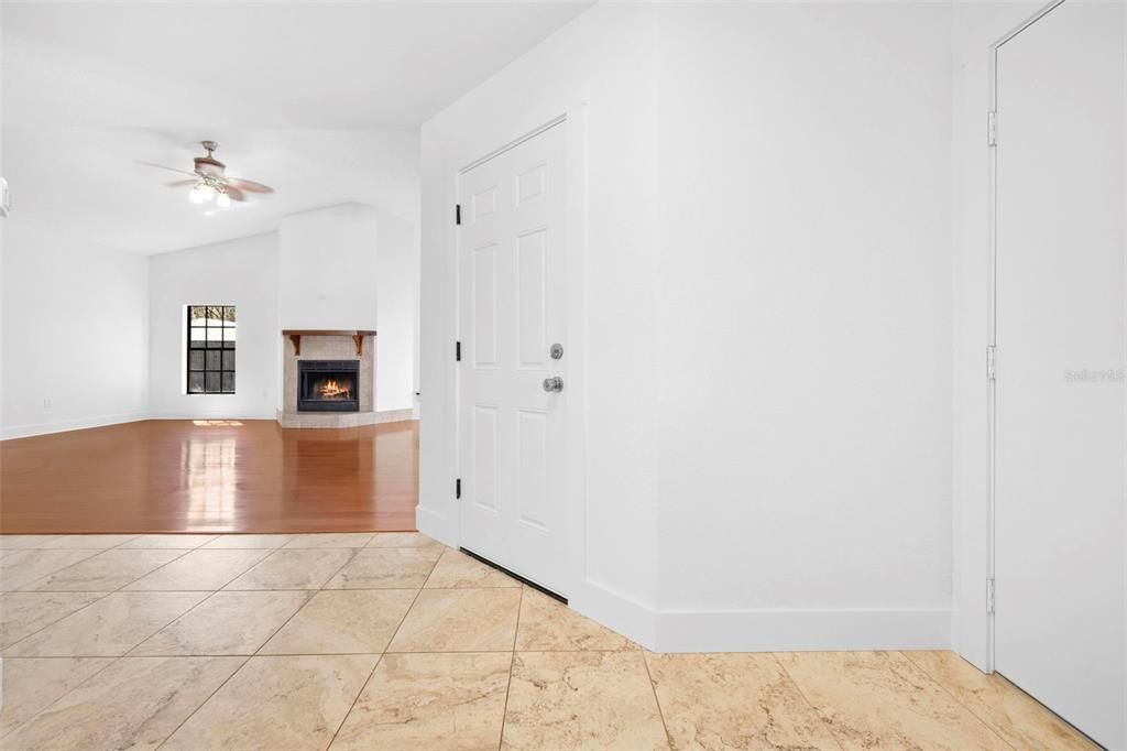 Activo con contrato: $435,000 (3 camas, 2 baños, 2027 Pies cuadrados)