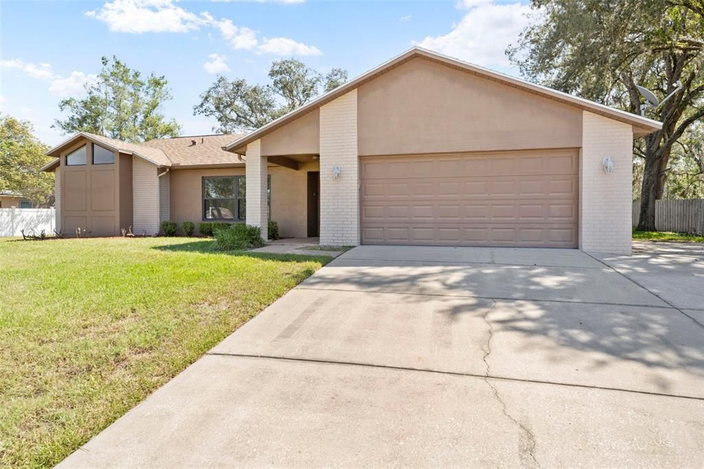 Activo con contrato: $435,000 (3 camas, 2 baños, 2027 Pies cuadrados)